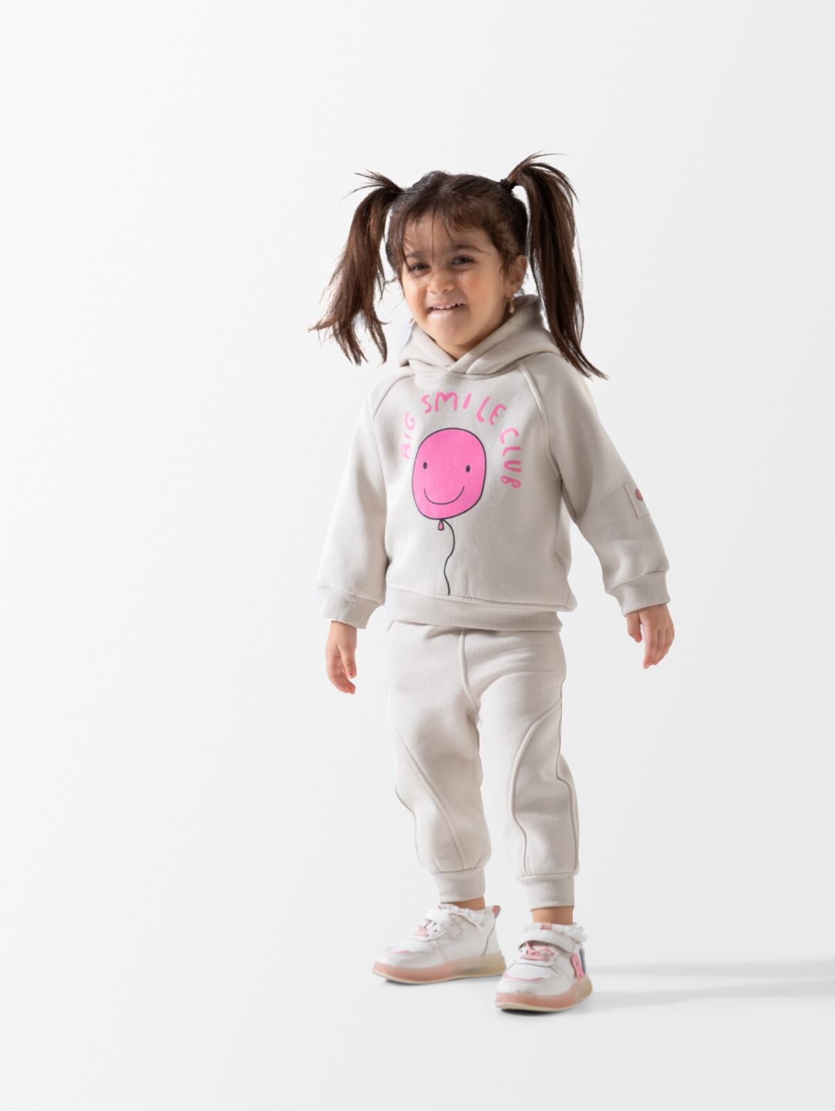 Pyjama 2-piece cotton top and trouser set with round neck, soft fabric, ideal for comfortable sleepwear.