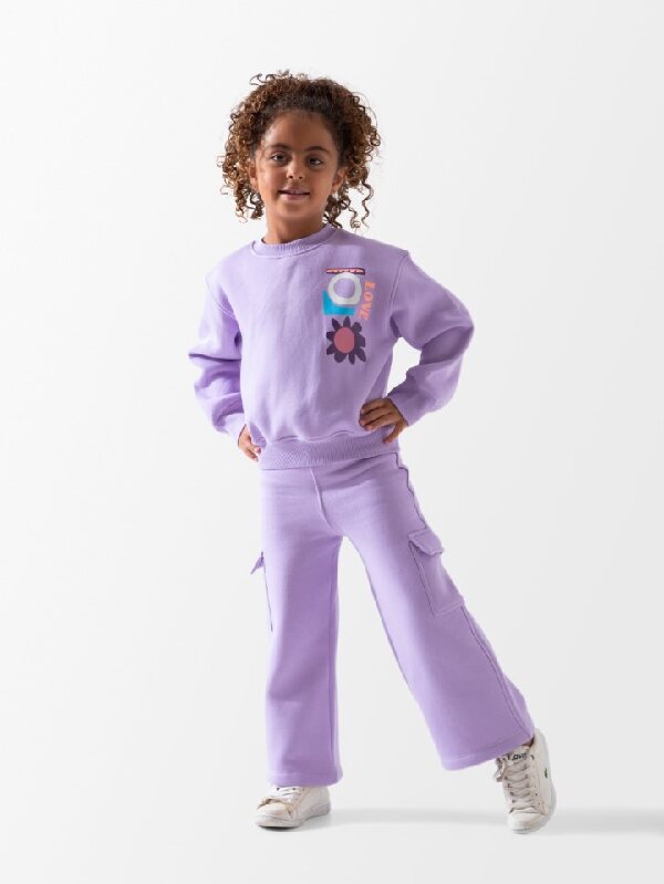 Pyjama love flowers set with round neck top and matching pants, featuring floral pattern and long sleeves.