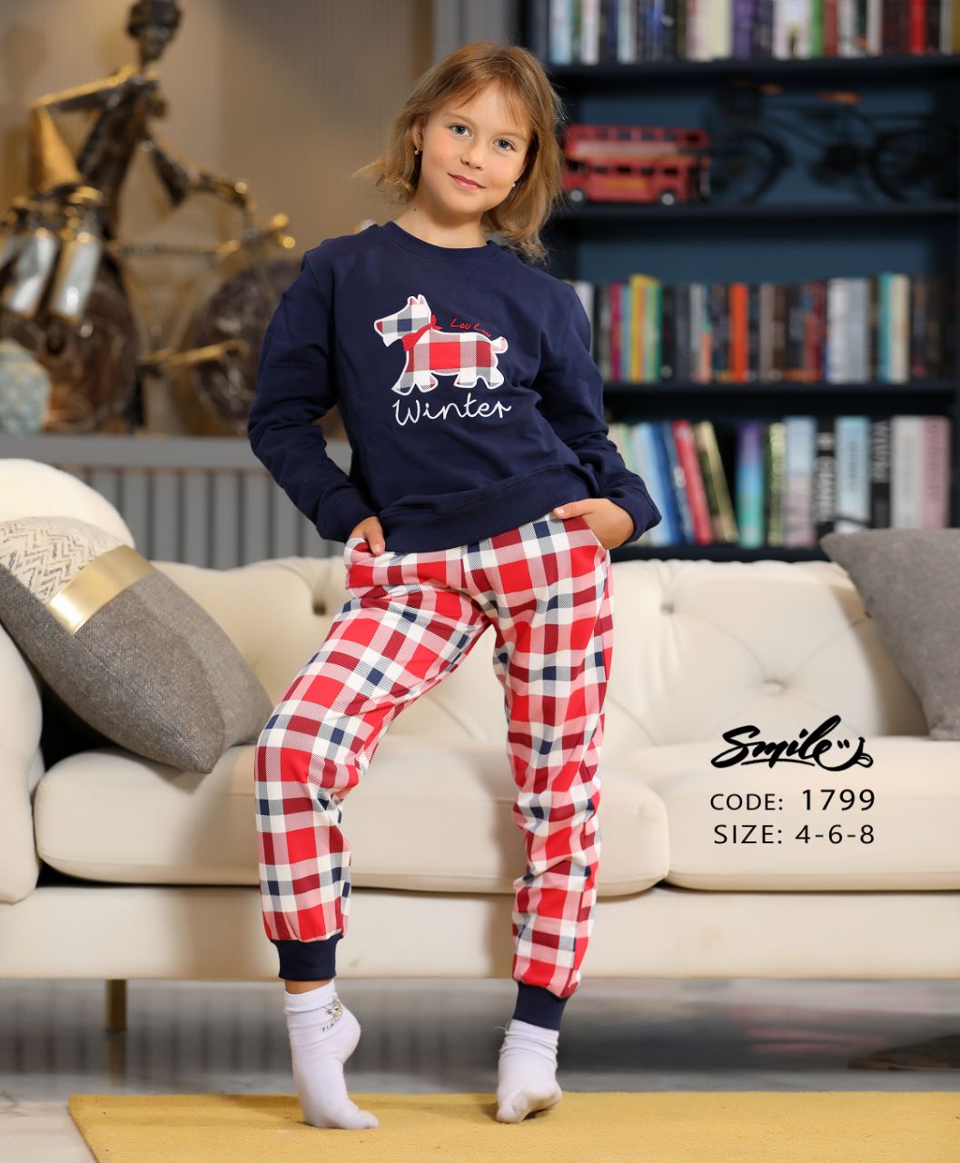 بيجاما زرقاء بأكمام نصفية وبنطال