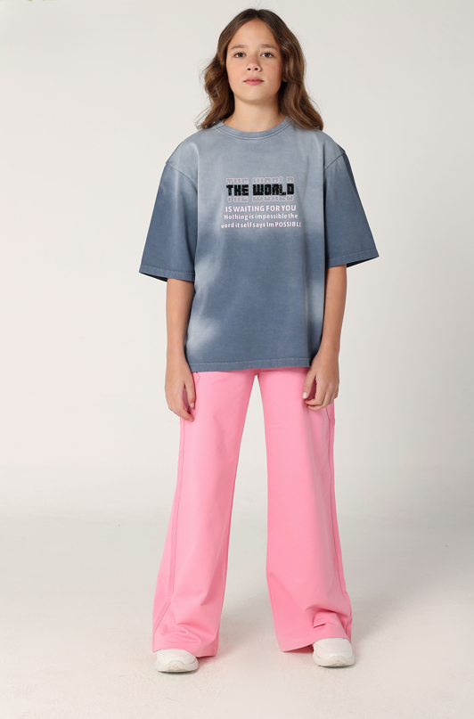 MELIORE THE WORLD short-sleeve casual outfit, featuring a comfortable, stylish top with a printed design on light fabric.