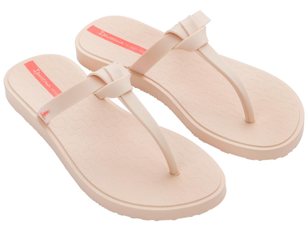 Ipanema women's slip-on slippers with open-toe design and casual style, featuring the brand's signature comfort and vibrant appearance.
