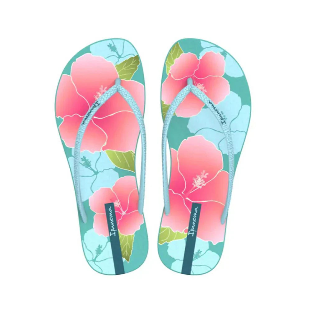 Ipanema Praiana women's slipper featuring a comfortable slip-on design and colorful woven strap, perfect for casual wear.