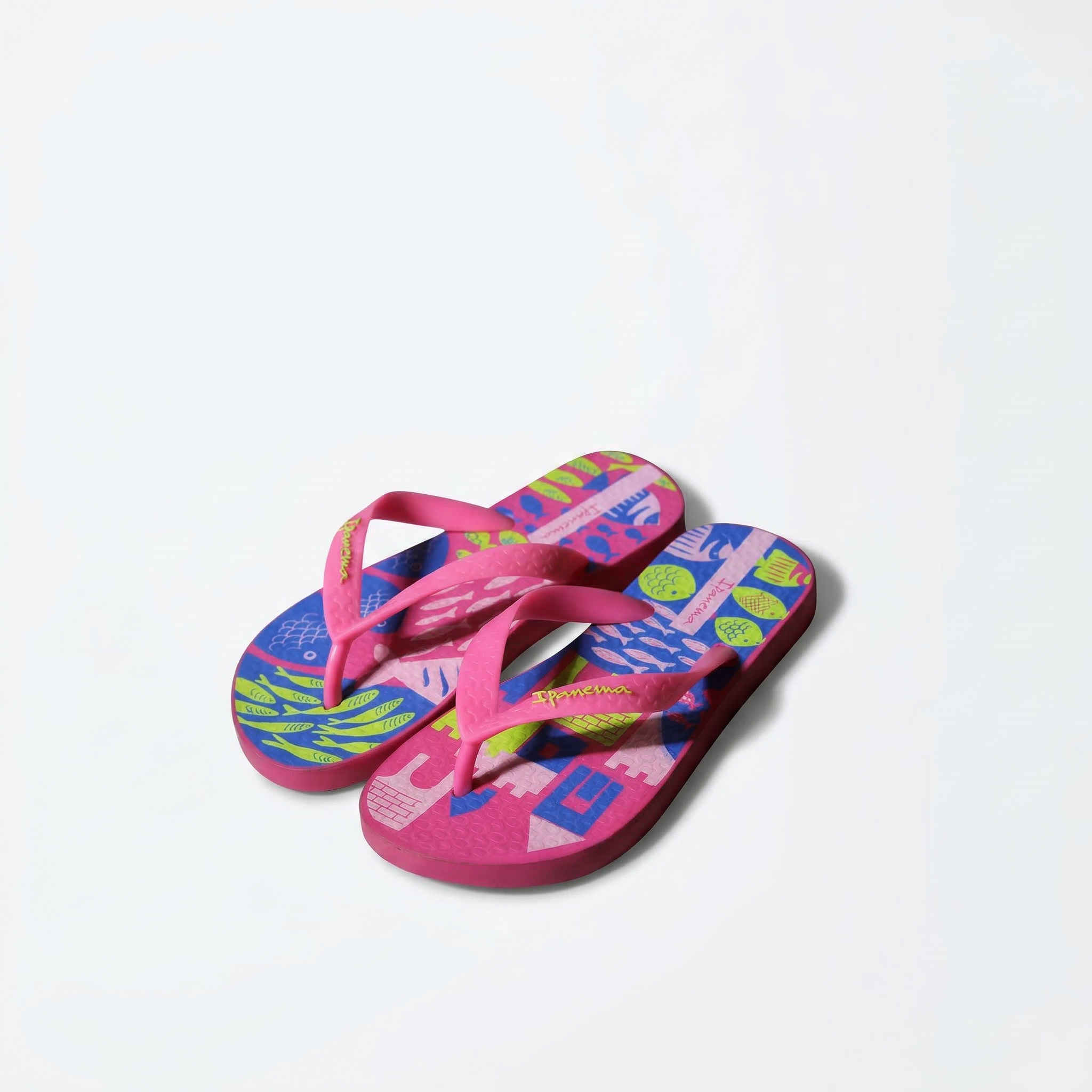 Ipanema Dia de Pr slip-on sandals with colorful floral design and comfortable rubber sole.