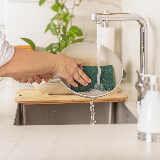 "Vileda Ultra Fresh pan scourer | Highly hygienic |Green abrasive surface | Excellent cleaning power | Antibacterial treatment | Removes dirt without effort |"