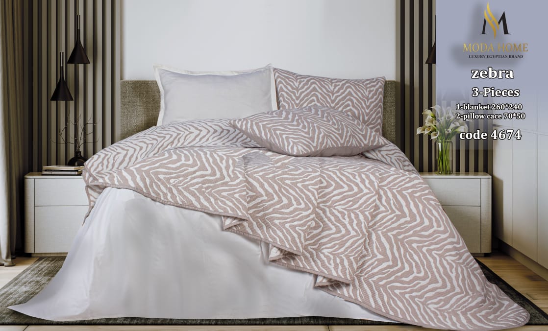 Zebra pattern 1-piece coverlet by MODA HOME, 240x260 cm, featuring black and white zebra print on soft fabric.